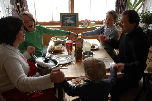 Familie beim Tischgebet