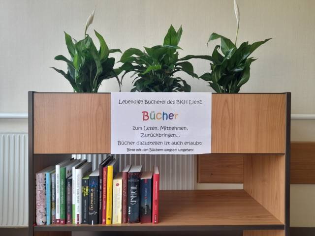 Kleine, aber feine Bücherei auf der Station